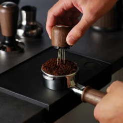 Accesorio para airear y nivelar el café molido de acero inox y madera de nogal Sage