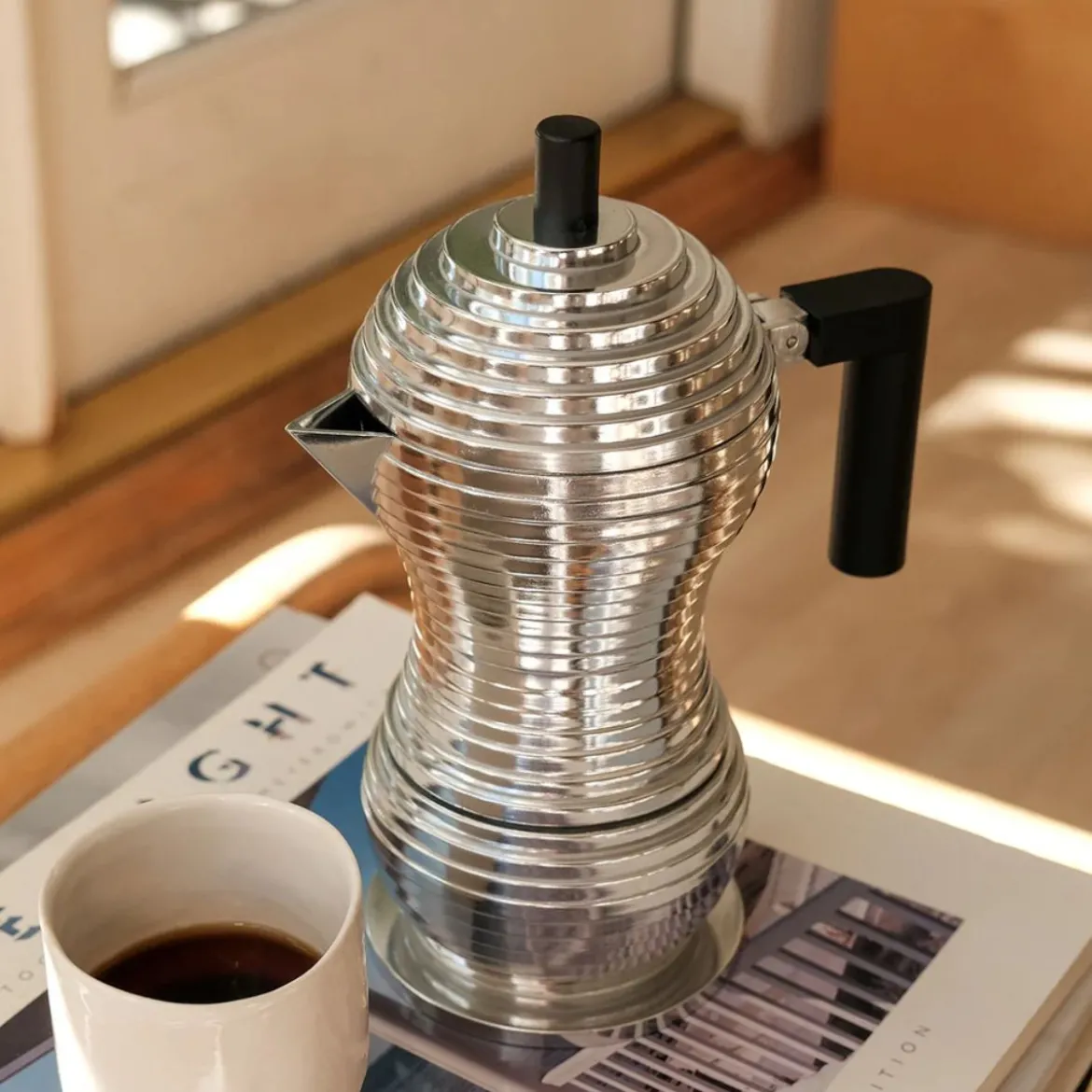 Cafetera de aluminio fundido de Michele De Lucchi Pulcina Alessi (apta inducción)