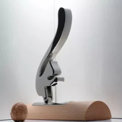 Cascanueces Scoiattolo de acero con base de madera Alessi