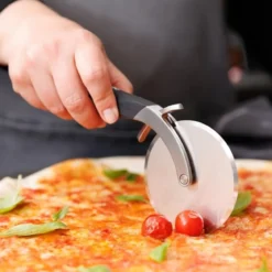 Cortador de pizzas con funda protectora 2 en 1 Microplane