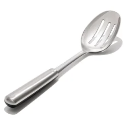 Cuchara perforada para servir Steel™ OXO