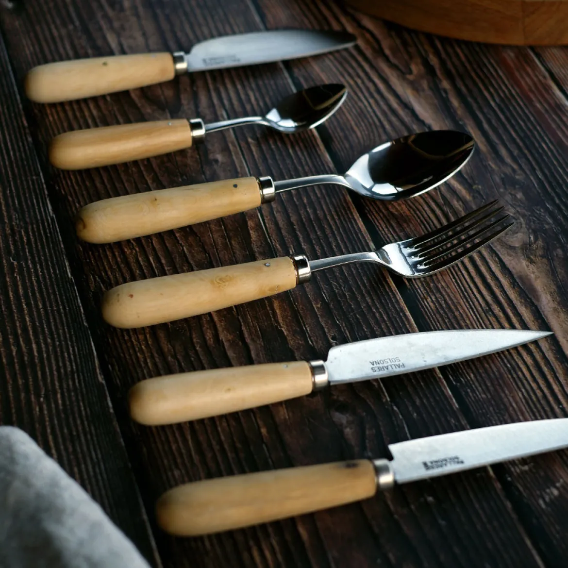 Cuchillo de cocina Pallarès de acero carbono con mango de boj