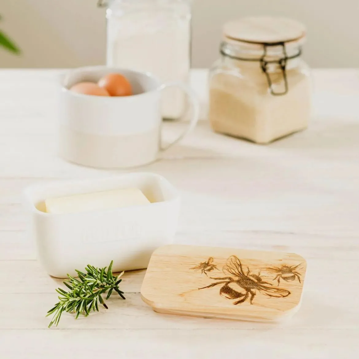 Mantequera cerámica con tapa de madera de roble Selbrae
