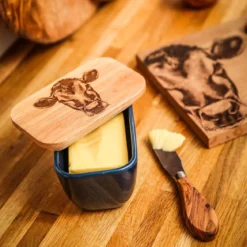 Mantequera cerámica con tapa de madera de roble Selbrae