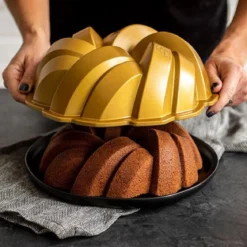 Molde Braided Bundt Pan Nordic Ware 75º Aniversario