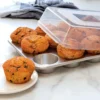 Molde para magdalenas con tapa Naturals® Nordic Ware