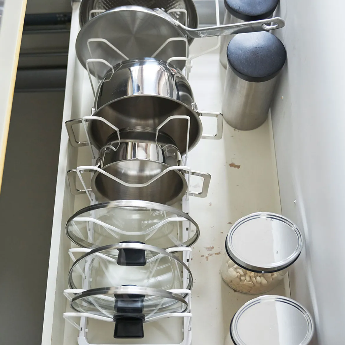 Organizador para tapas y sartenes extensible Yamazaki