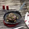 Parrilla redonda de hierro fundido con mango plegable Staub