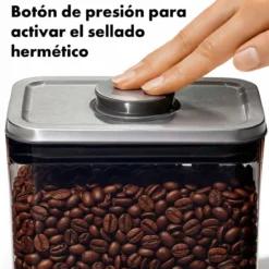Recipiente tintado para café con tapa de acero y cuchara POP 2.0 STEEL OXO