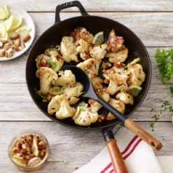 Sartén de hierro fundido con mango de madera Staub
