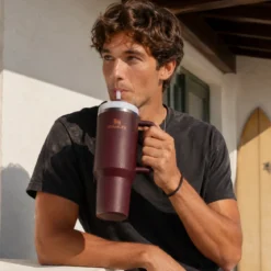 Vaso termo con asa y pajita The Quencher FlowState Stanley